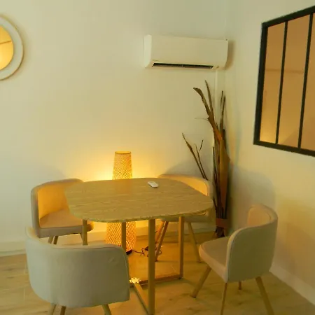 Charming Near With Parking In By Weekome Апартаменты *