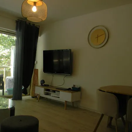 Charming Near With Parking In By Weekome Апартаменты