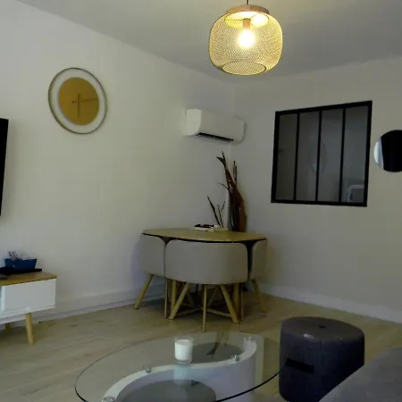 Charming Near With Parking In By Weekome Апартаменты *